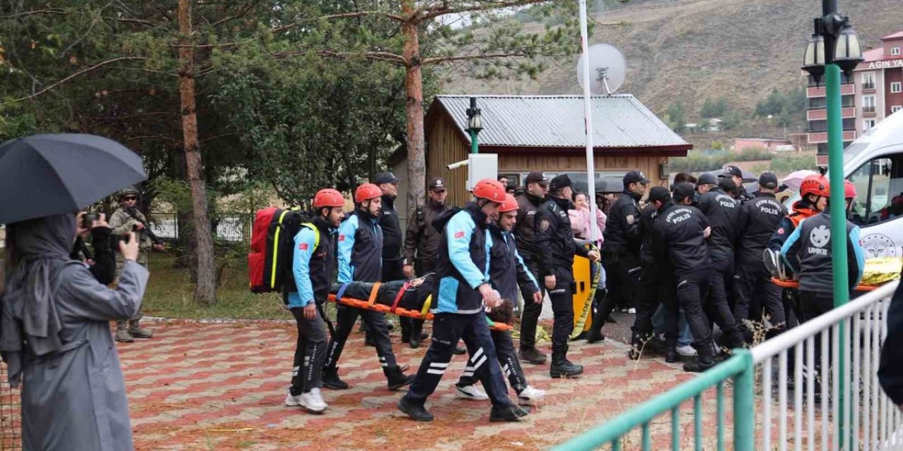 Bayburt'ta Deprem Senaryolu Sağlık Tatbikatında Yaralı Tahliyesi Uygulandı