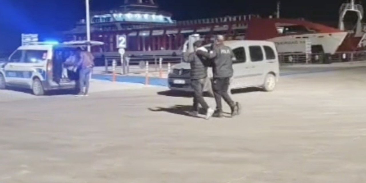 Çanakkale Gelibolu'da Tır Dorsesine Gizlenen 5 Yabancı Uyruklu Kaçak Göçmen Yakalandı