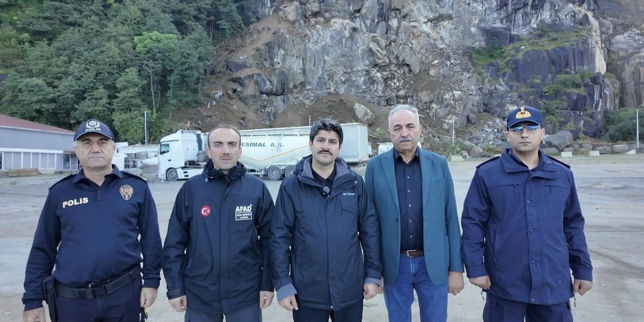 Hopa Esenkıyı Tır Parkı'nda Heyelanda 1 Kişi Öldü, 8 Tırın Hasar Gördüğü Belirtildi