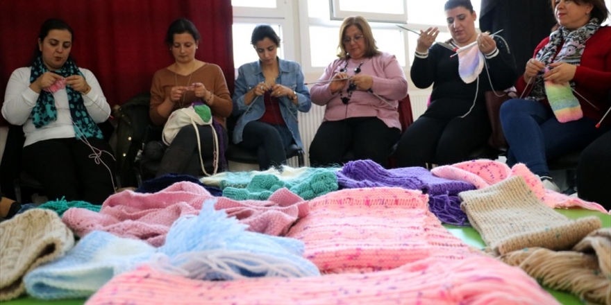 Köy Okullarındaki Öğrenciler Üşümesin Diye Anne Şefkatiyle 'Sevgi' Örüyorlar