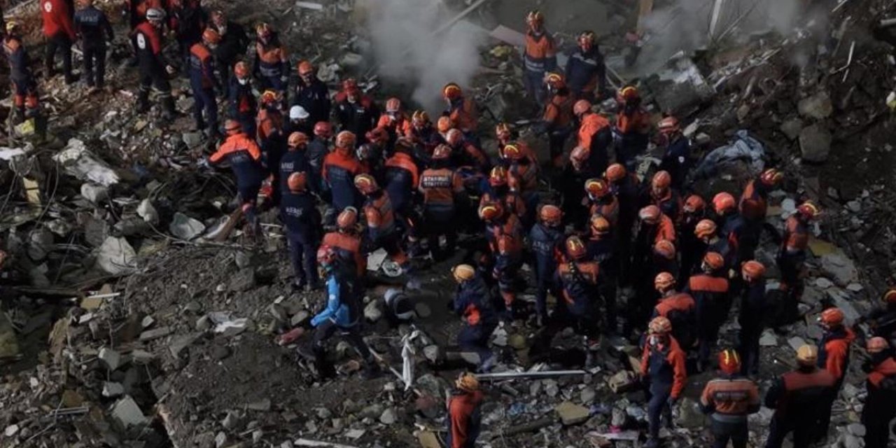 İstanbul'da Çöken Bina Enkazındaki Son Kişi De Çıkarıldı! Ölü Sayısı 5'e Yükseldi