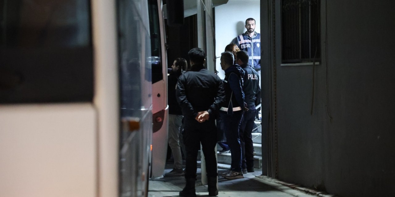 İzmir'de Bayraklı ve BAYBEL Soruşturmasında Sandal Dahil 43 Şüpheli Adliyeye Sevk Edildi