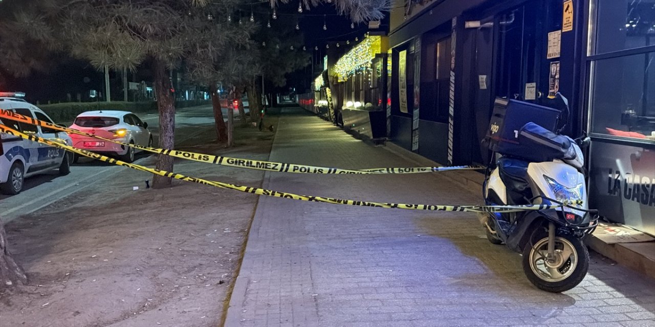 Eskişehir Tepebaşı'nda Tartıştığı Kişiyi Bıçakla Yaralayan 2 Şüpheli Kaçtı