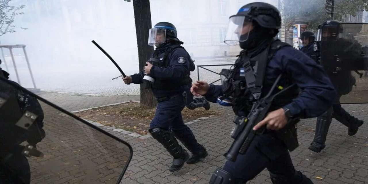 Fransa'da Göstericinin Yüzüne Diziyle Vuran Polis Hakkında Soruşturma Açılacak