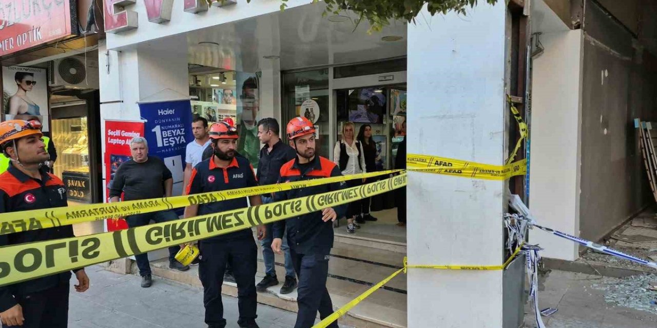 Adıyaman'da Hasarlı Binadan Çatırtı Sesleri Gelince AFAD Ve Polis Harekete Geçti