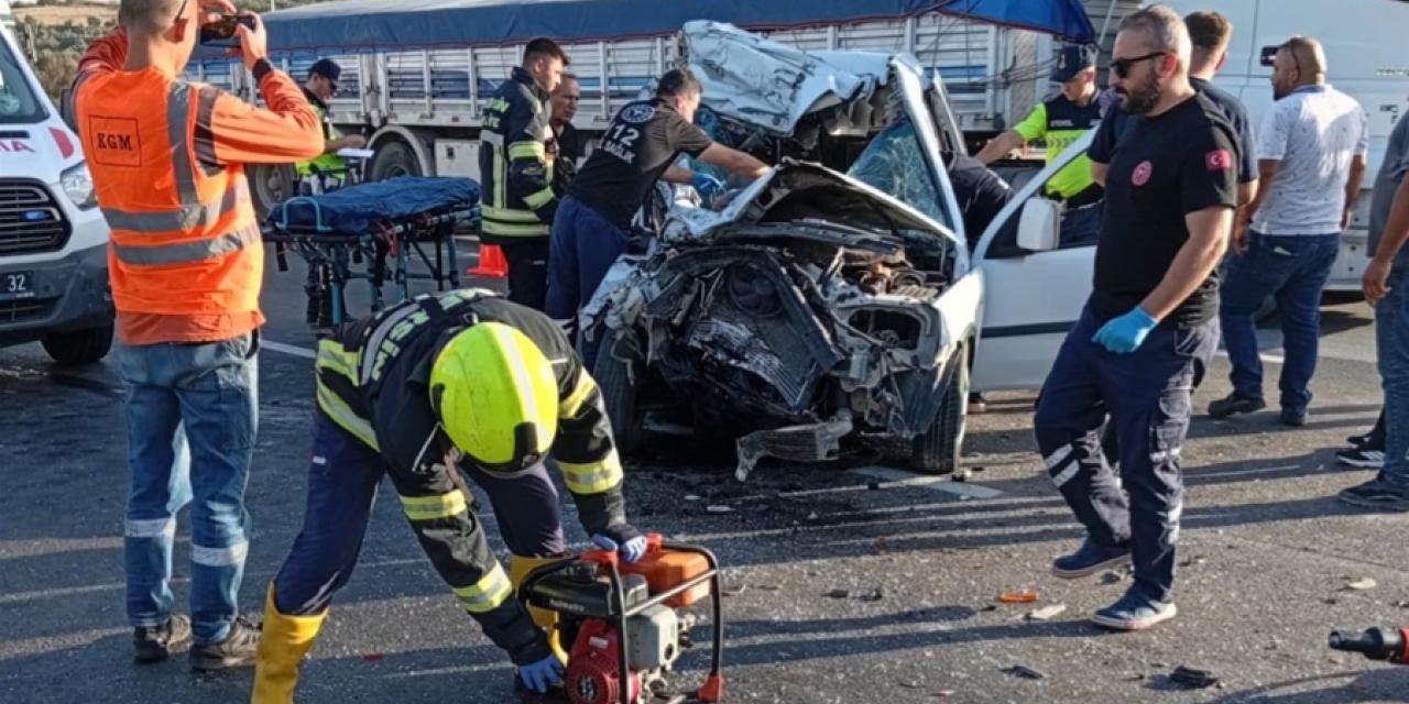 Mersin'de Tıra Çarpan Hafif Ticari Araçtaki 2 Kişi Öldü