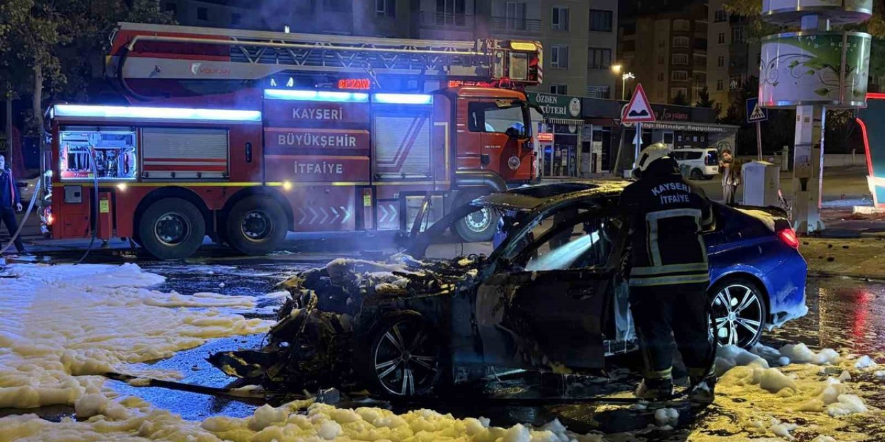 Kayseri Talas'ta Park Halindeki Otomobile Çarpan Araç Alev Aldı, Biri Ağır 2 Yaralı