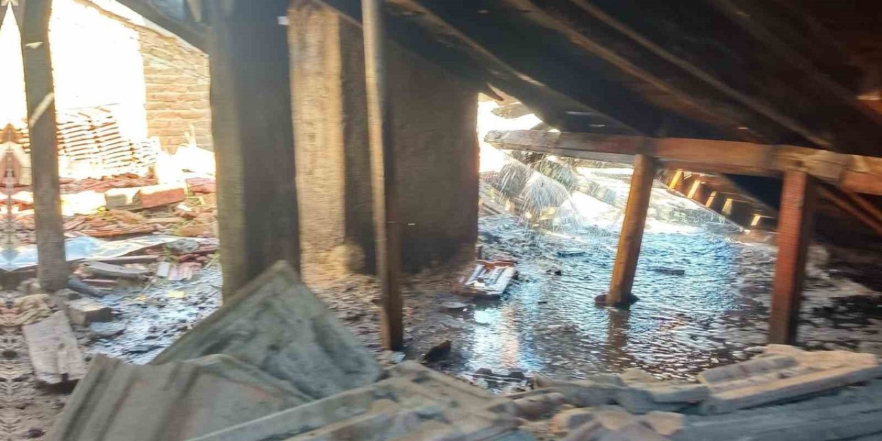 Denizli Çivril'de Belediye Fırınının Çatısındaki Yangını İtfaiye Söndürdü