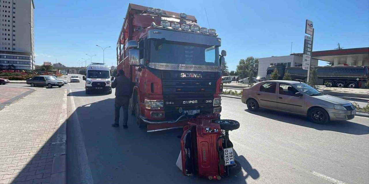 Karaman'da Kamyonla Çarpışan Elektrikli Bisiklet 10 Metre Sürüklendi, 2 Yaralı
