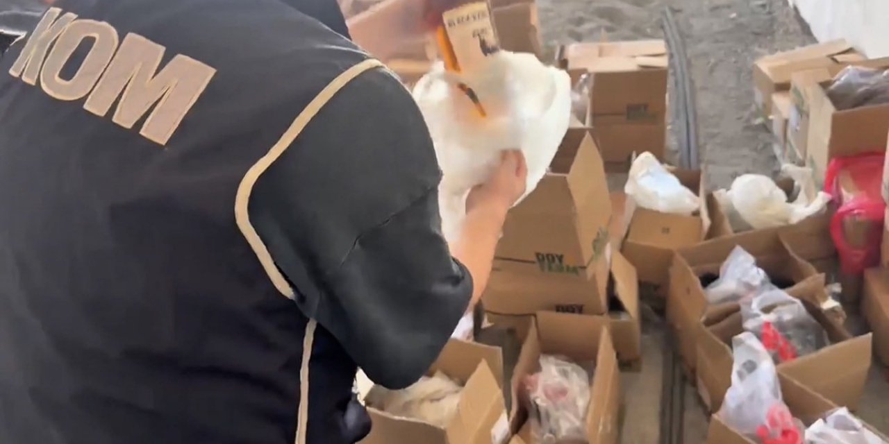 Iğdır'da Çatı Katında 216 Şişe Kaçak İçki, 70 Paket Sigara Ele Geçirildi