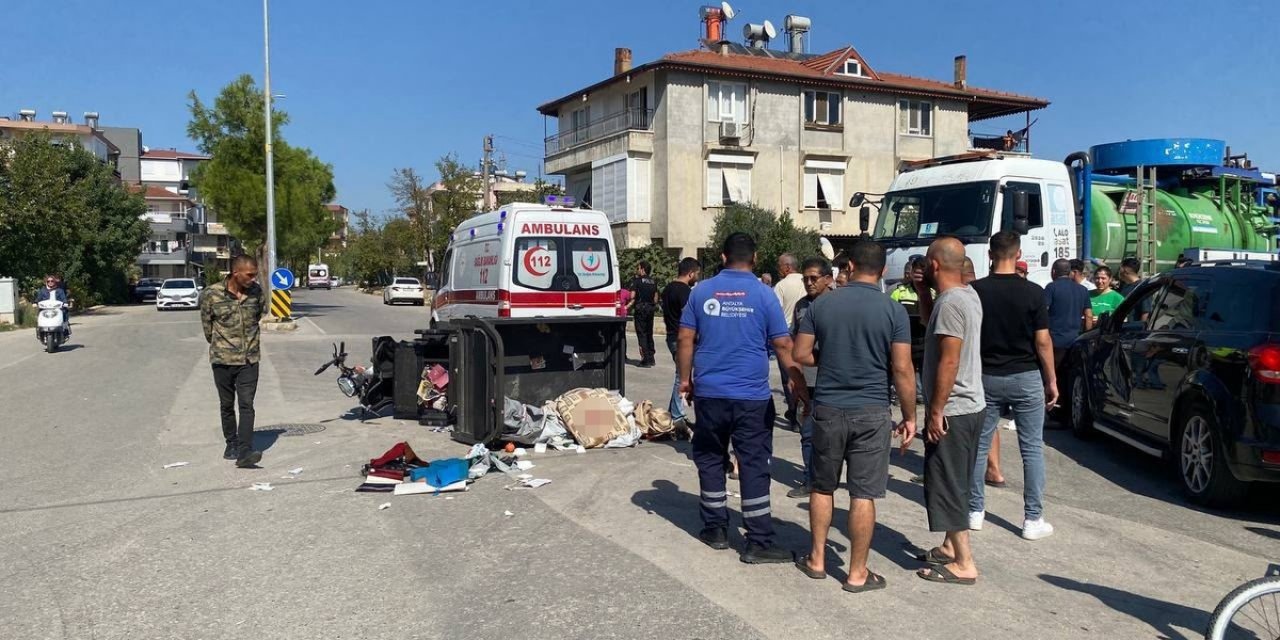 Antalya Serik'te Kaza Anı Kamerada, 3 Tekerlekli Bisiklette 1'i Ağır 2 Kişi Yaralandı