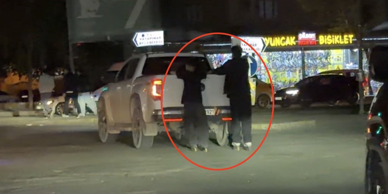Diyarbakır'da Patenli 2 Çocuk Kamyonetin Arkasına Tutundu, O Anlar Kameraya Yansıdı