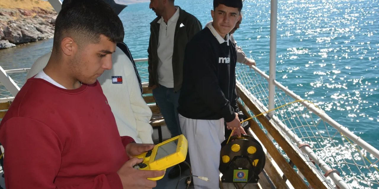 Bitlis'te Öğrencilere Su Altı Robotu Kullanma Eğitimleri Devam Ediyor
