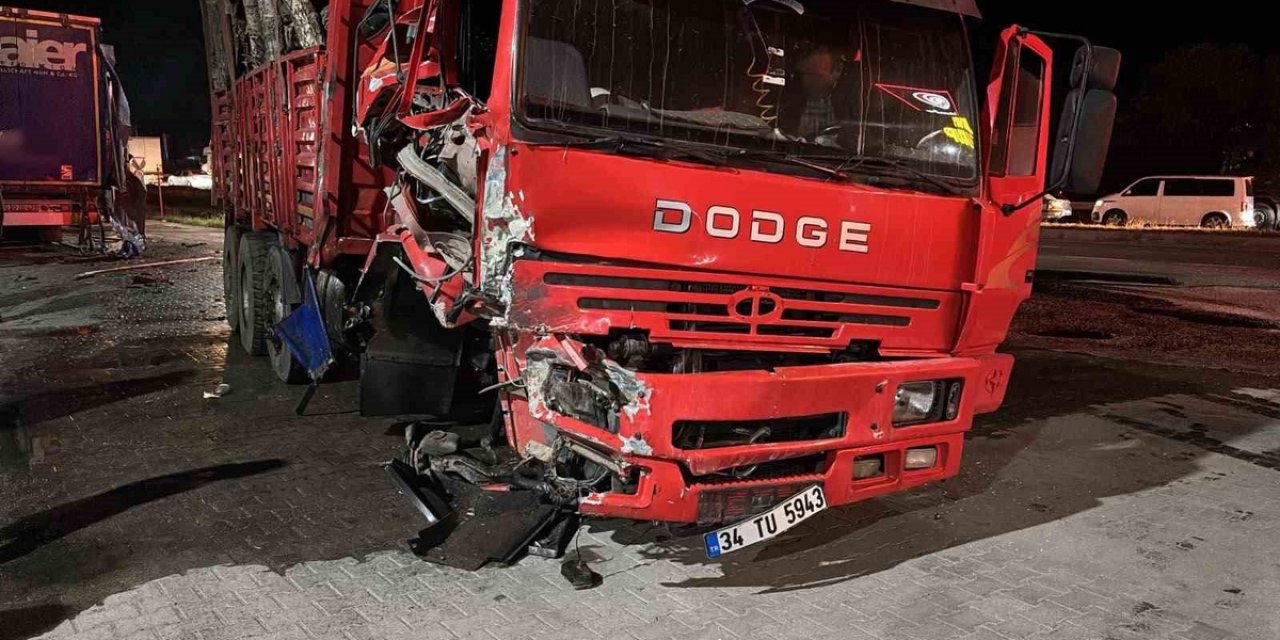 Karabük Eskipazar'da Kamyon İki Araca Çarptı, 3 Yaralı Hastaneye Kaldırıldı