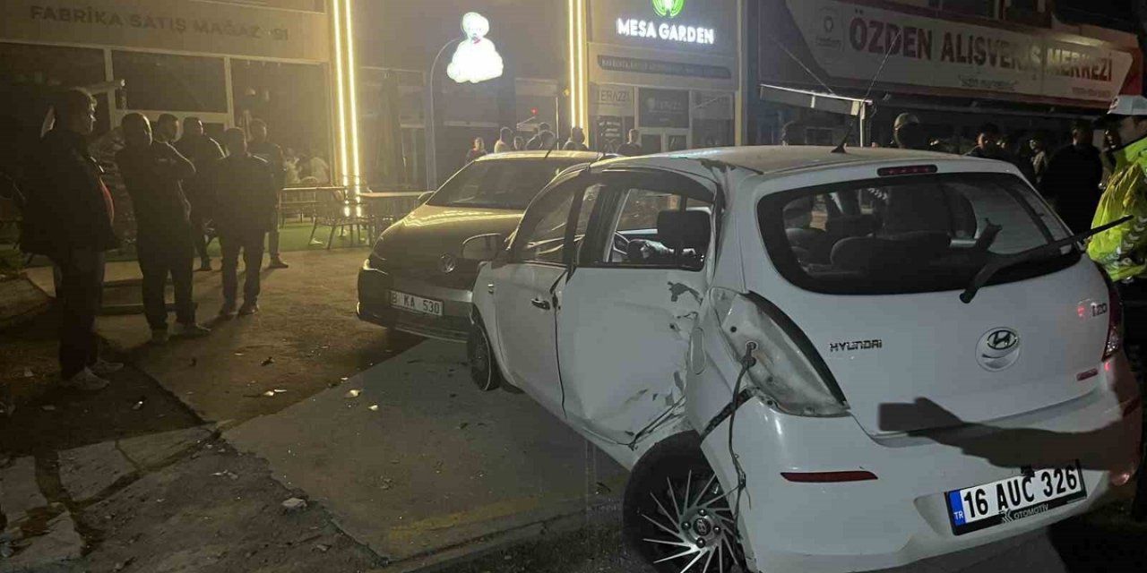 Niğde'de Kontrolden Çıkan Otomobil Direğe Ve Park Aracına Çarptı, Sürücü Yaralandı