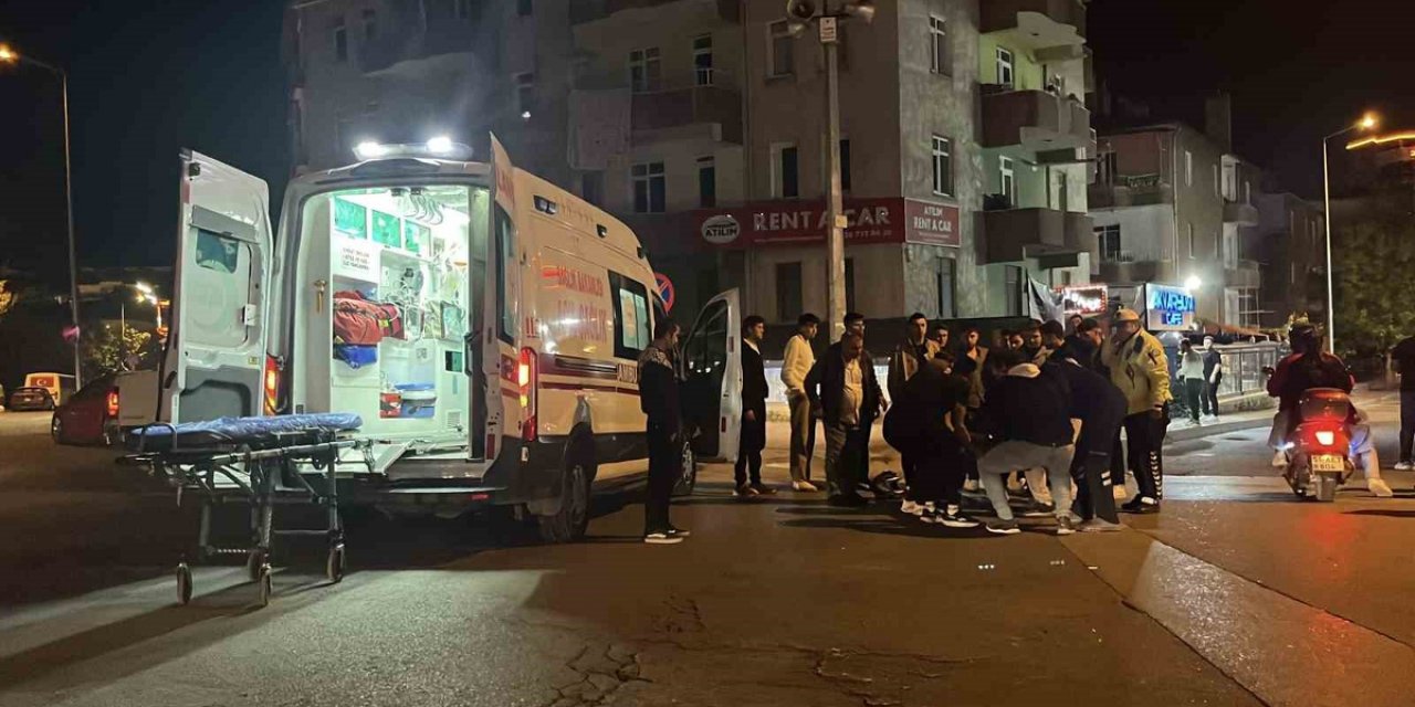 Niğde'de Motosikletle Otomobil Çarpıştı, Selçuk Mahallesi'nde 1 Kişi Yaralandı.
