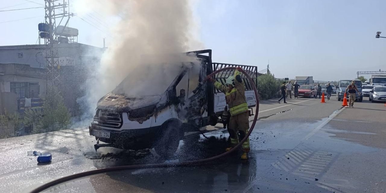 Hatay'da Seyir Halindeki Pikap Yandı, Araç Kullanılmaz Hale Geldi