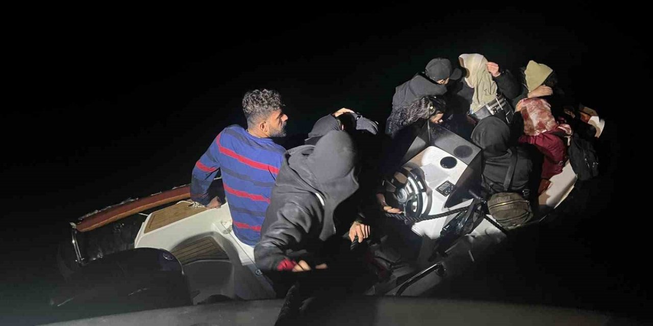 Aydın Didim'de Sahil Güvenlik Lastik Bottaki 2'si Çocuk 10 Düzensiz Göçmeni Yakaladı