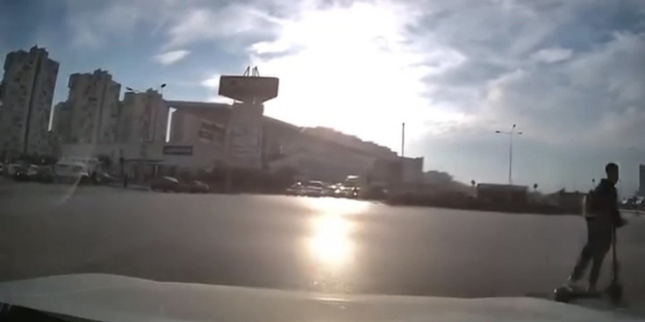 Bursa'da Kırmızı Işık İhlali Yapan Scooter Sürücüsü Son Anda Çarpışmaktan Kurtuldu