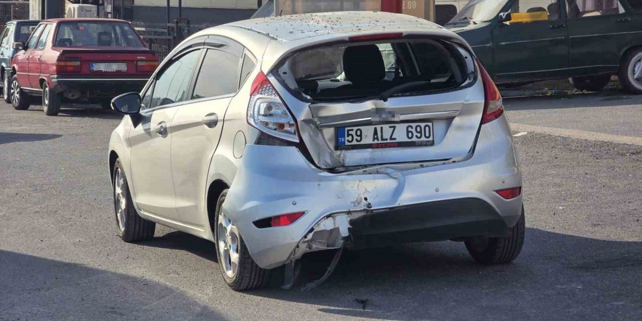 Bandırma'da Otomobil Motosikletle Çarpıştı, Savrulan Sürücü Dahil 2 Kişi Yaralandı