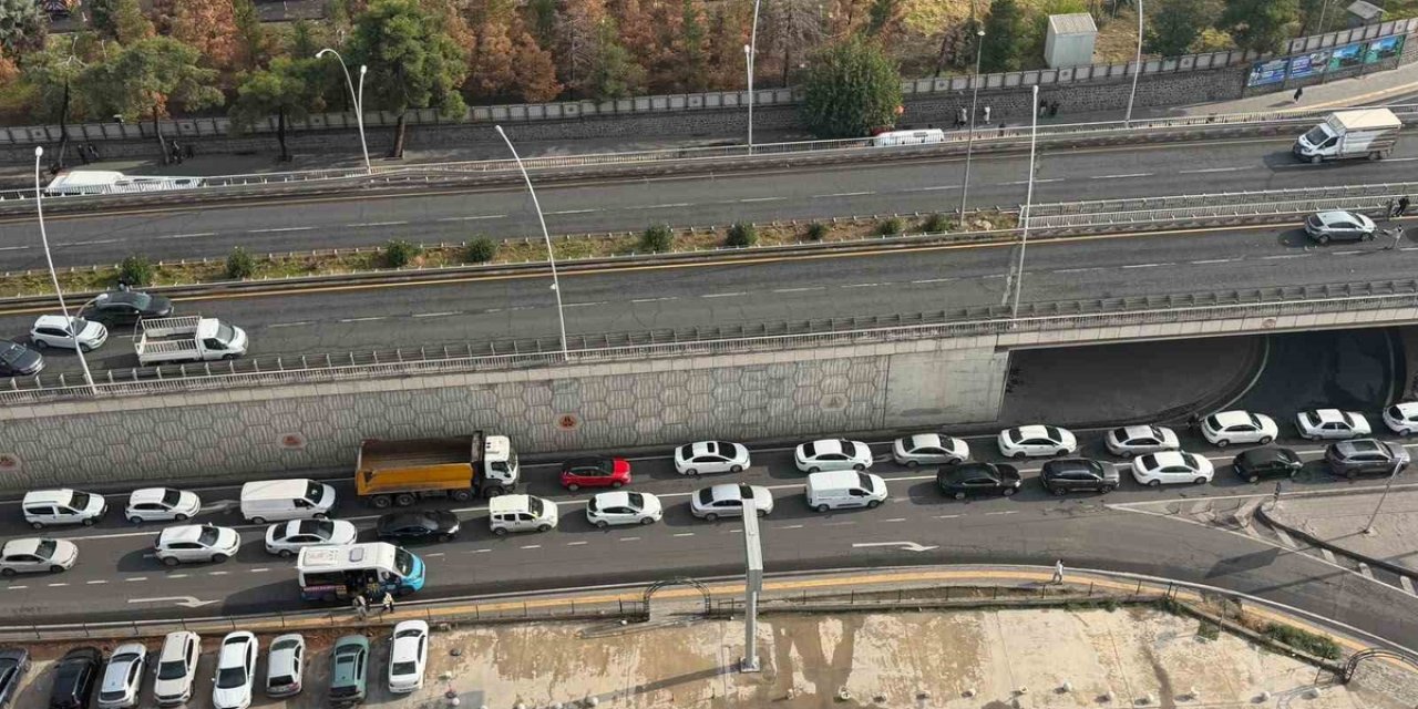 Diyarbakır Yenişehir'de 4 Otomobil Art Arda Çarpıştı, Kazada Yaralanan Olmadı