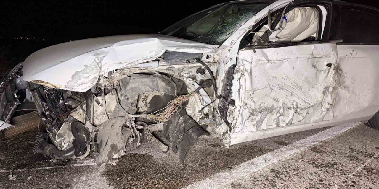 Afyonkarahisar Çobanlar'da Tır Otomobille Çarpışıp Tarlaya Girdi, 1 Kişi Yaralandı