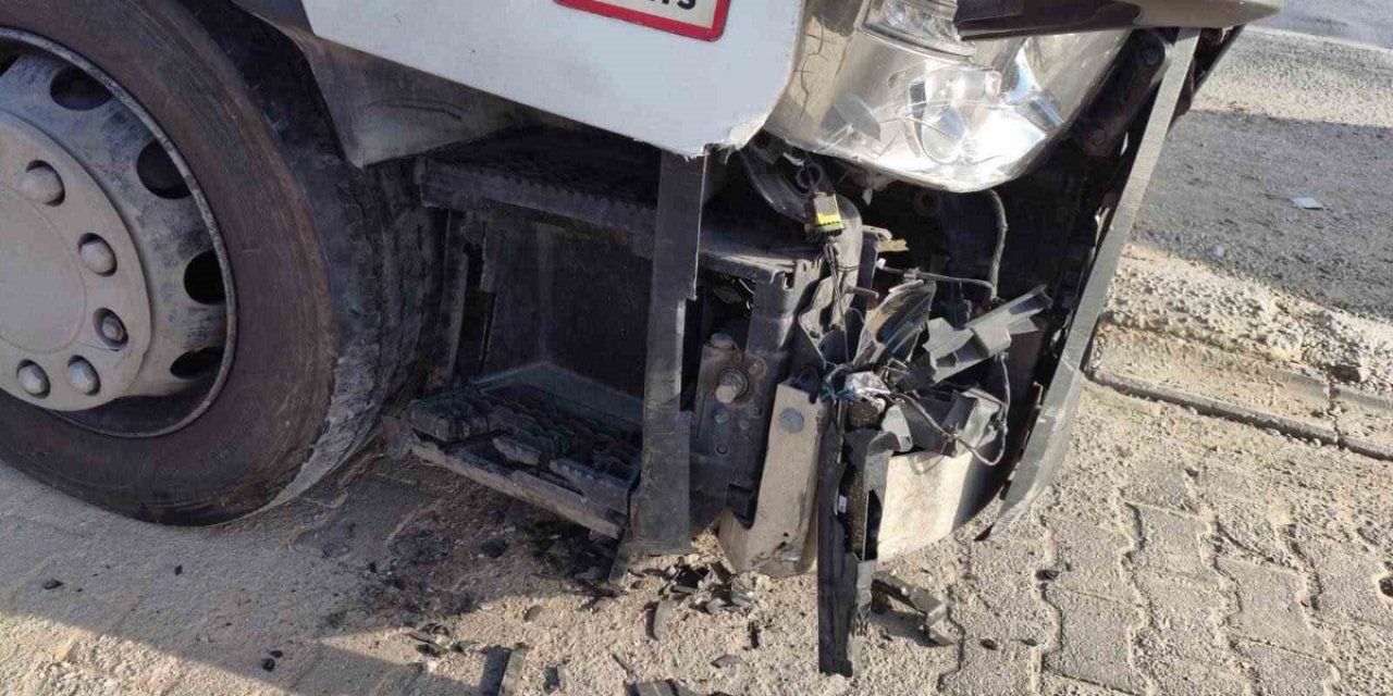 Manisa Alaşehir'de Tırla Çarpışan Otomobilin 19 Yaşındaki Sürücüsü Yaralandı
