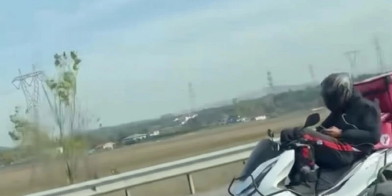 İstanbul’da Kurye Motosikletini Bacaklarıyla Kullanıp Cep Telefonuyla Oynadı