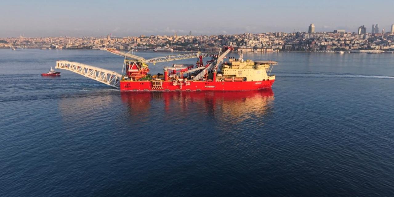 Bakan Uraloğlu'ndan İstanbul Boğazı'ndan Geçen Gemiye İlişkin Paylaşım