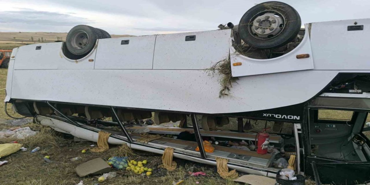 Afyonkarahisar Şuhut'ta Midibüs Şarampole Devrildi, 25 Kişi Yaralandı