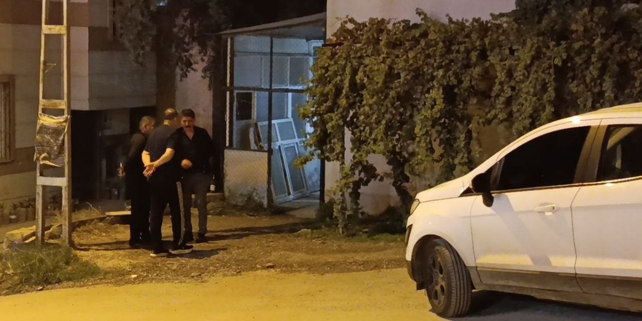 Adana Kozan'da Kasklı Saldırgan Evin Önünde M.K.'yi Bacağından Vurdu