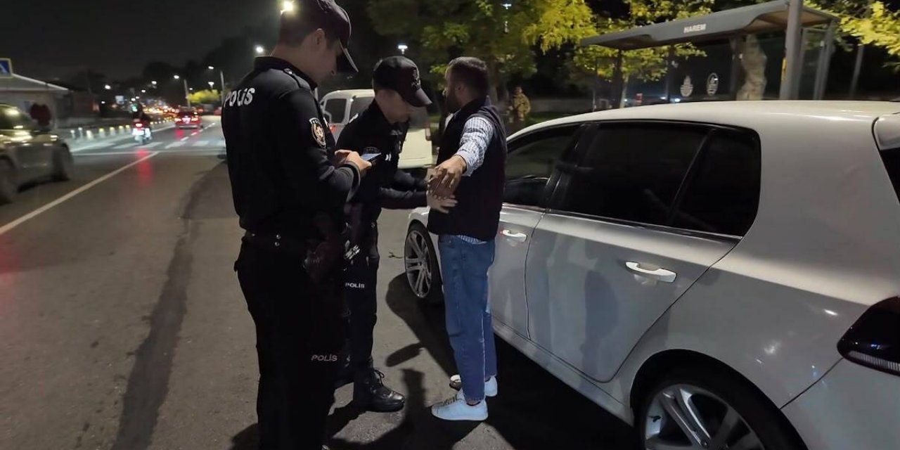 İstanbul Emniyeti'nin Helikopter Destekli Huzur İstanbul Denetiminde Araçlar Arandı