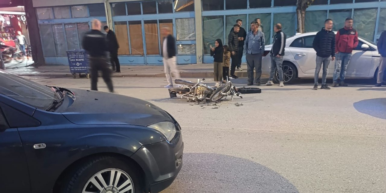 Çorum Alaca'da Motosiklet İle Otomobil Çarpıştı, Yaralanan Sürücü Hastaneye Kaldırıldı
