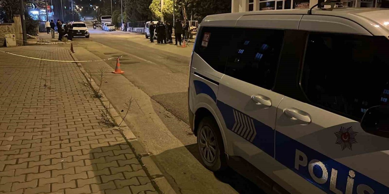 Kahramanmaraş'ta İş Yeri Önünde Ateş Açan İki Şüpheli, İki Kişiyi Yaralayıp Kaçtı
