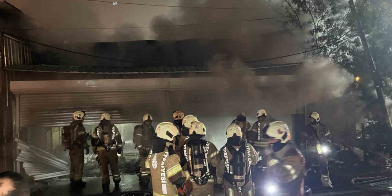 Esenyurt'ta Tekstil İş Yerindeki Yangın Söndürüldü, Ölen Ya Da Yaralanan Olmadı