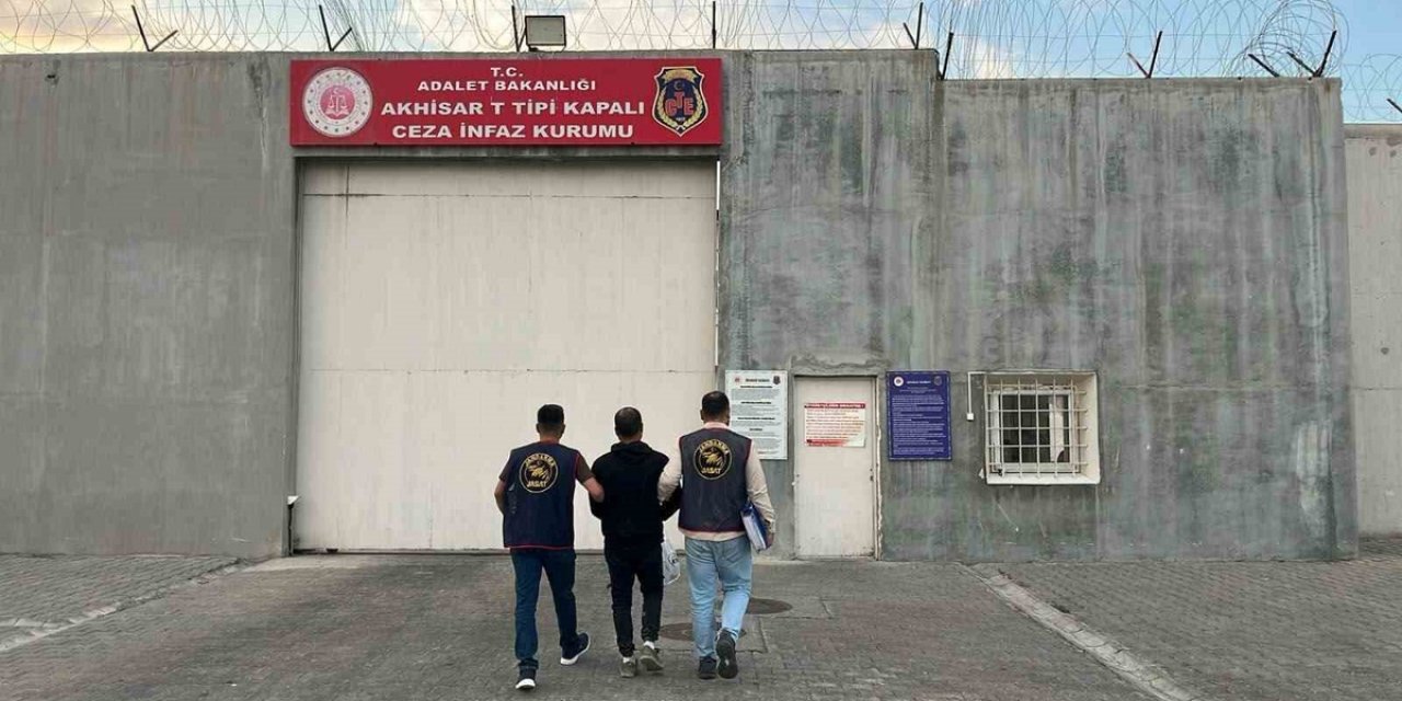 Manisa Akhisar'da Jandarma, 78 Yıl 11 Ay 15 Gün Hapis Cezalı Şahsı Yakaladı