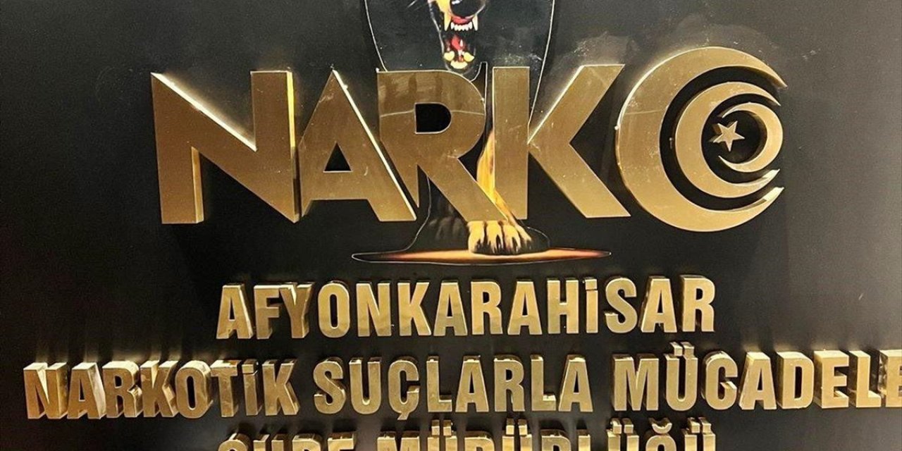 Afyonkarahisar'da Kent Girişinde Yakalanan 2 Kişi Bin 40 Uyuşturucu Hapla Tutuklandı