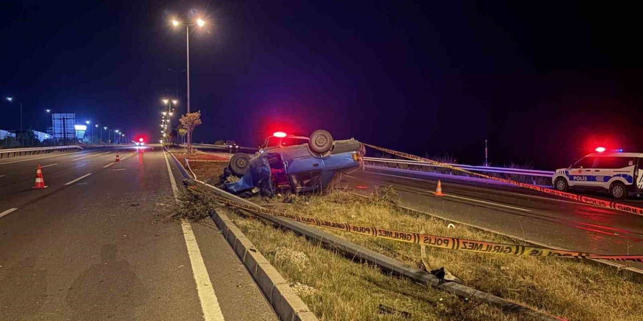 Kayseri'de Aydınlatma Direğine Çarpan Otomobil Takla Attı, 2 Kişi Ağır Yaralandı