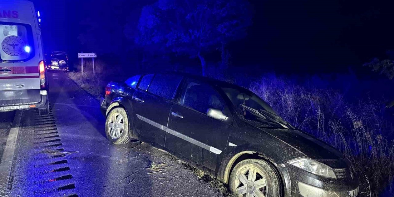Kastamonu Tosya'da Kaygan Yolda Karşı Şeride Geçen Otomobilin Sürücüsü Yaralandı