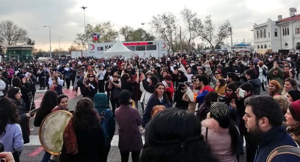 İstanbul Valiliği'nden Kadıköy'deki kadın eylemi sonrası gözaltılarla ilgili açıklama