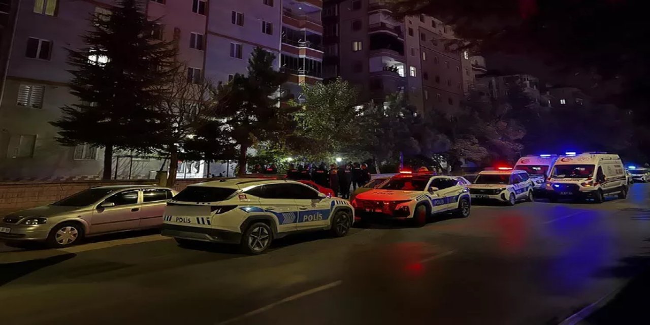 Babasını Bıçaklayarak Öldürdü, Ardından İntihara Kalkıştı