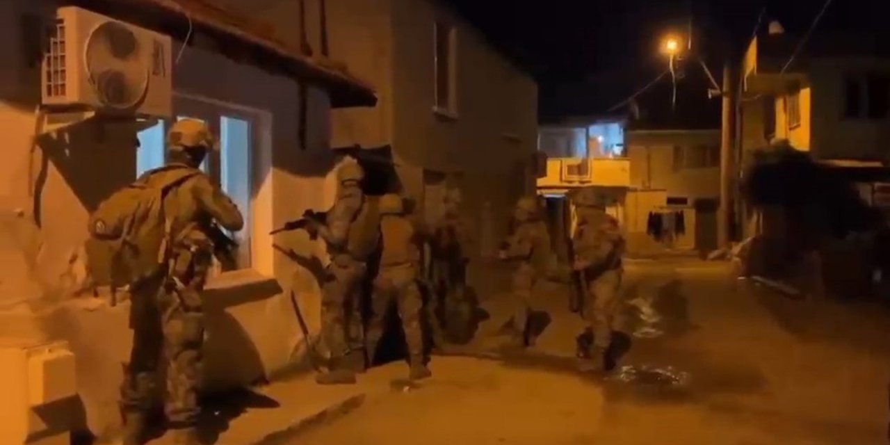 Edremit Körfezi'nde 37 Adrese Baskın Düzenleyen Polis 20 Şüpheliyi Gözaltına Aldı