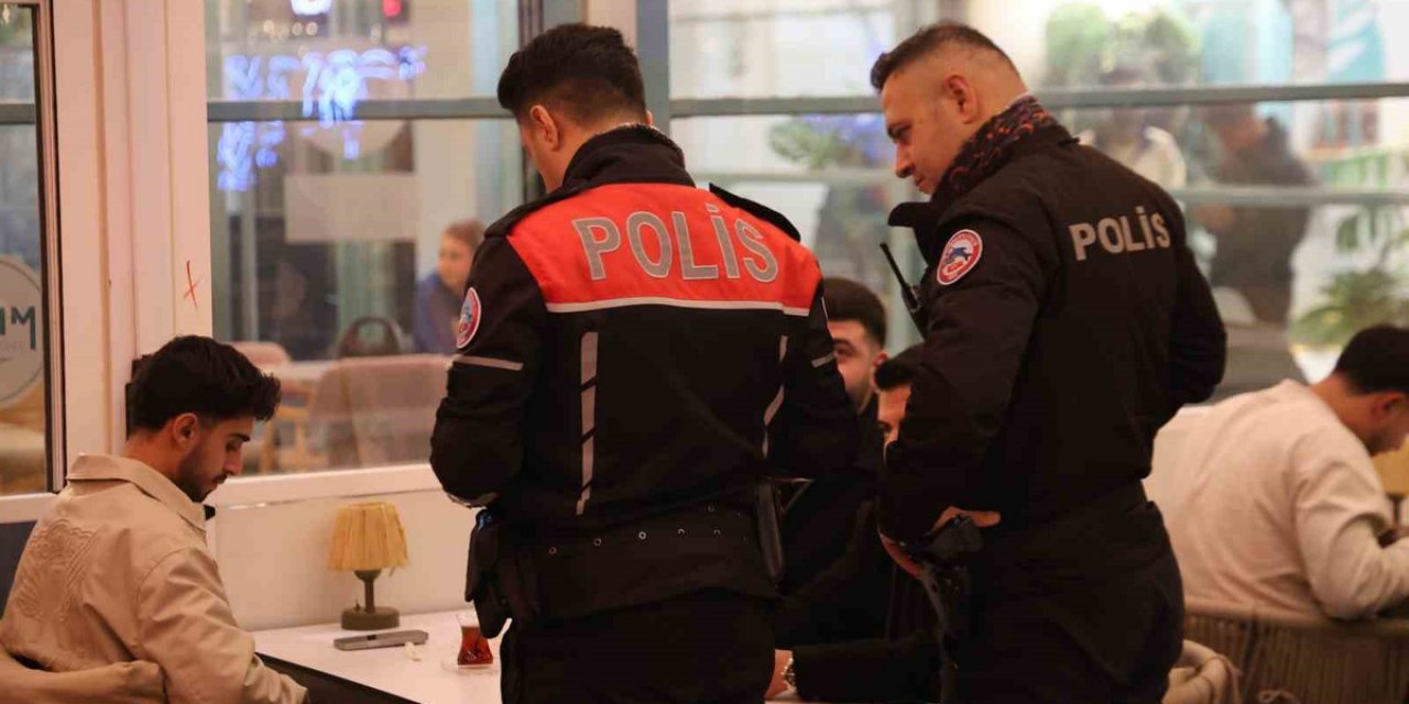 Elazığ Emniyeti, Okul Güvenliği İçin Öğrenci Yurdu Ve Kafe Çevresinde Denetim Yaptı