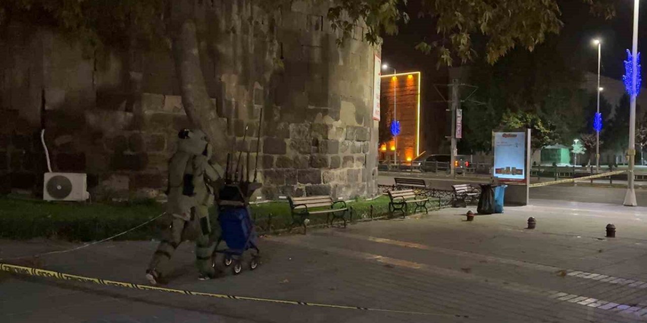 Kayseri Melikgazi'de Paniğe Yol Açan Çanta Fünyeyle Patlatıldı, İçinden Kıyafet Çıktı