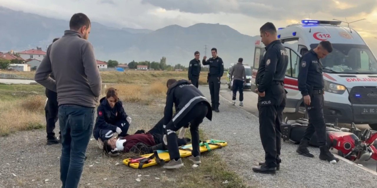 Erzincan'da Motosiklet Sürücüsü Dengesini Kaybedince Yol Kenarına Savrulup Yaralandı