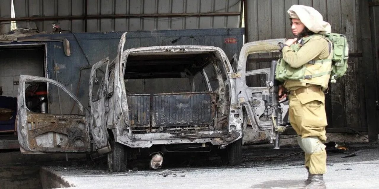 Filistin Topraklarını Gasbeden İsrailliler Batı Şeria'da Bir Camiyi Ve Aracı Ateşe Verdi