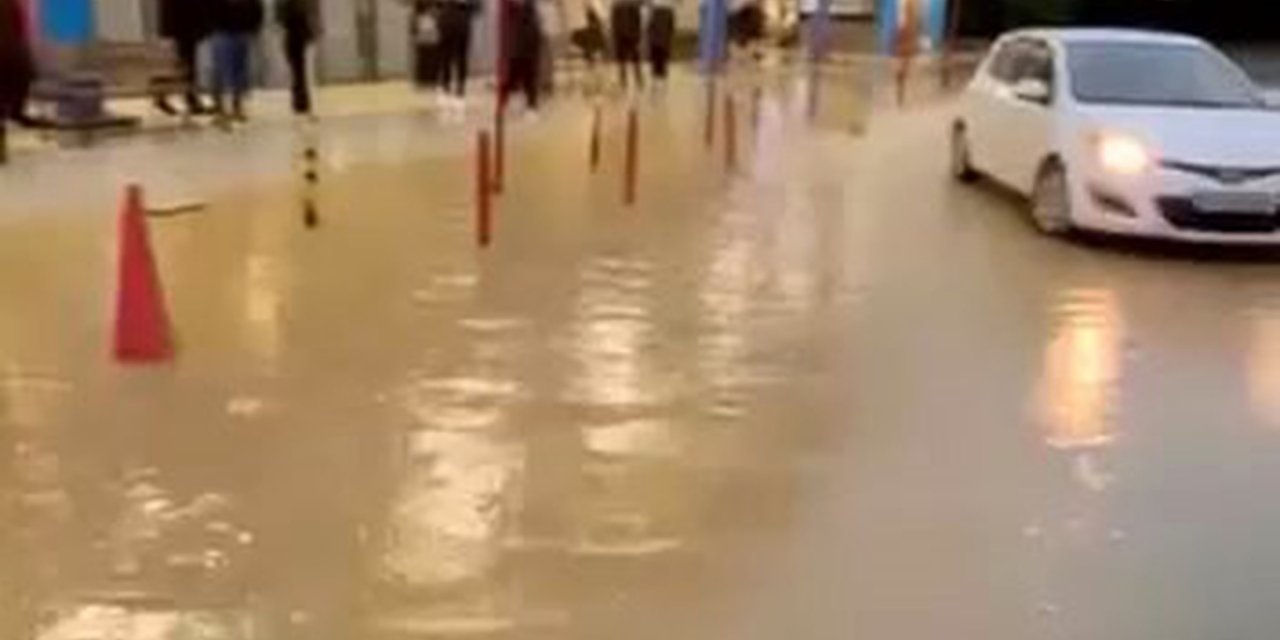 Başakşehir'de Sağanak Yolları Göle Çevirdi, Olimpiyat Durağı'nı Su Bastı