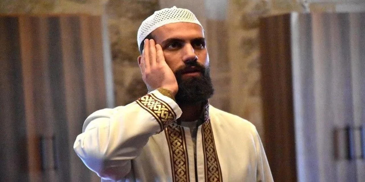 Van Kalesi'nin Zirvesindeki Camiden Ezan Sesini Duyurmak İçin Her Gün Binlerce Adım Atıyor