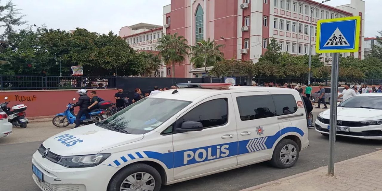Ortaokulda Kız Öğrenci Sınıf Arkadaşını Bıçakladı! Okula 1 Gün Ara Verildi