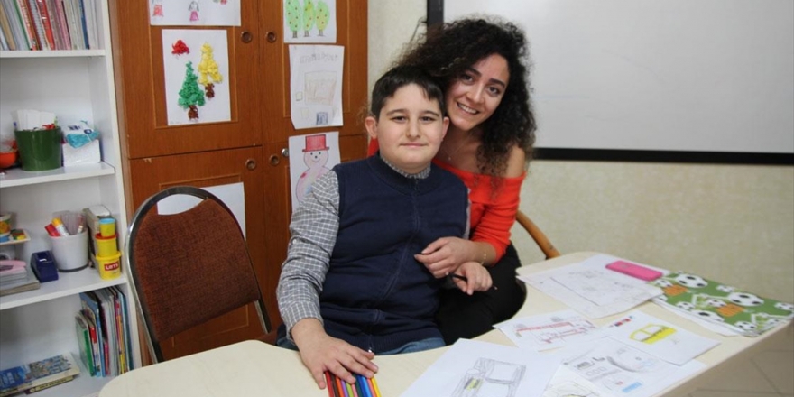 Otizmli Berat Sesini Resimlerle Duyuruyor